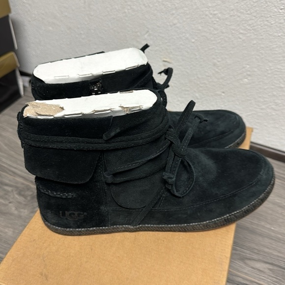 UGG Women's Reid Moc - Picture 6 of 9